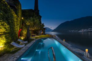 vista della piscina in notturna di villa La Massaia